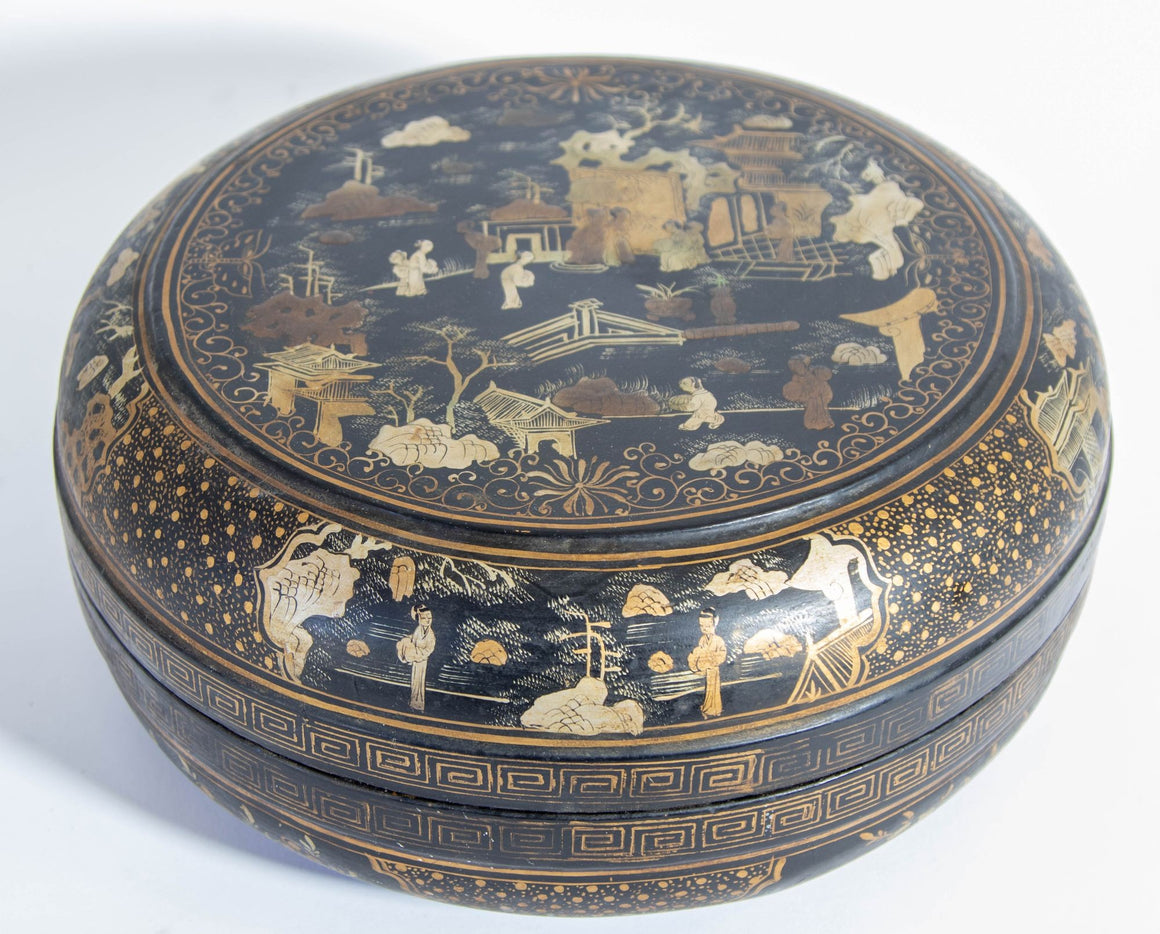 Large Chinese Export Round Black Lacquered Gilt Painted Covered Box 1950s