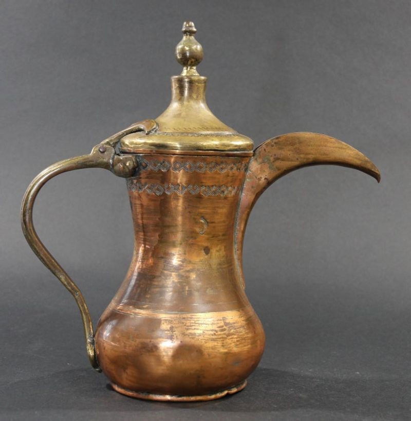 https://www.e-mosaik.com/cdn/shop/products/12_antique_signed_dallah_arabian_coffee_pot_copper_and_brass_49_master_3y2rjjtlee16errf_2048x.jpg?v=1660833103