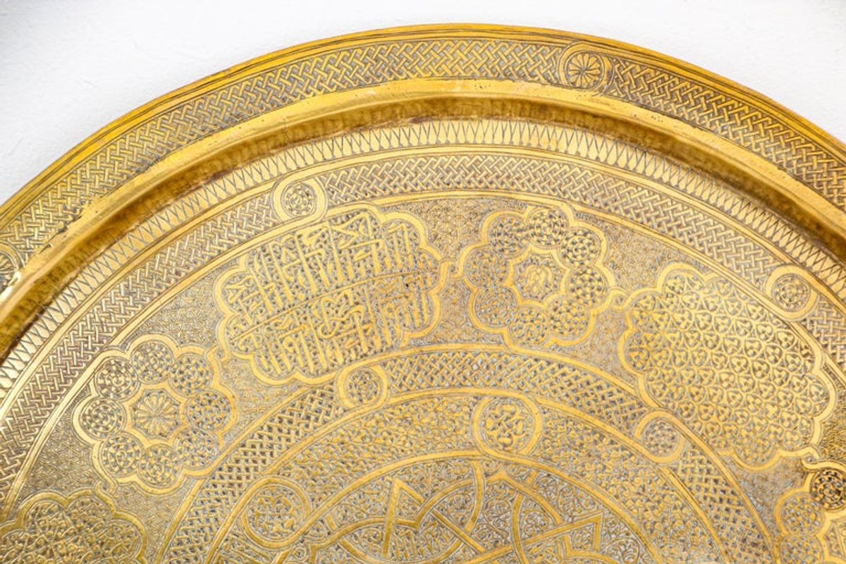 Mughal India Round Brass Tray with Islamic Writing - E-mosaik