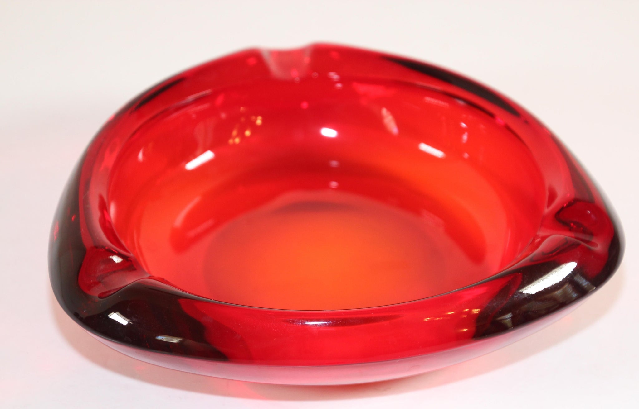 https://www.e-mosaik.com/cdn/shop/products/7_vintage-mid-century-glass-ashtray-ruby-red-triangular-3571_d4ekuljqedrxy1eo_2048x.jpg?v=1651143246